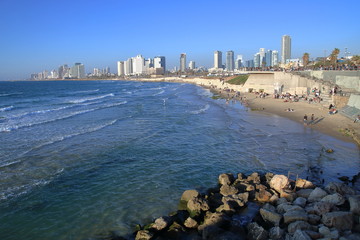 Zatoka Morza Śródziemnego w Tel Awiwie, niebieska czysta woda, kamienista i piaszczysta plaża z...
