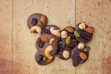 Mendiants au chocolat belge avec des amandes 