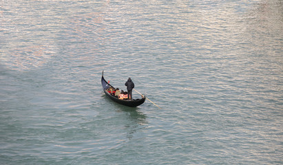 Obraz premium lonely gondolier in Venice