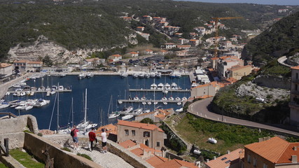 Naklejka na ściany i meble Hafenstadt Bonifacio auf Kalksteinfelsen, im Süden von Korsika