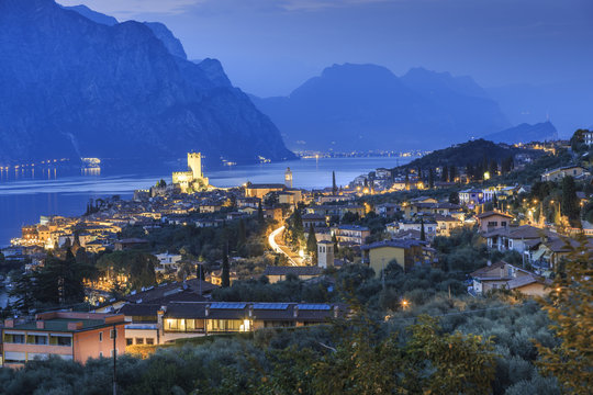 รูปภาพMalcesine – เลือกดูภาพถ่ายสต็อก เวกเตอร์ และวิดีโอ7,792 | Adobe Stock