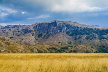 национальный парк Дурмитор Баботова вершина красивые горы вдалеке на фоне желтого поля 
