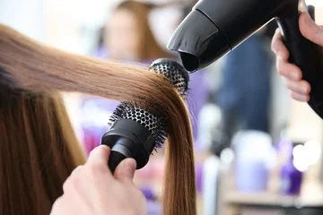 Photo sur Plexiglas Salon de coiffure Professional hairdresser working with client in salon