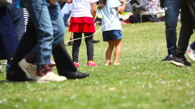 春の公園　イメージ　芝生で遊ぶ子供達　スーパースローモーション　240fps
