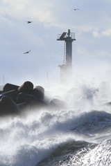 荒波と灯台　Rough seas and the lighthouse