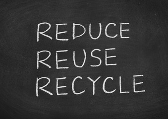 Obraz premium ograniczenie ponownego wykorzystania tekstu koncepcji recyklingu na tle tablicy