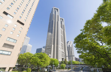 Fototapeta premium 東京風景・春・新緑・青空・新宿