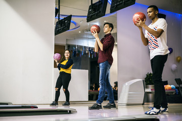 Obraz premium Friends playing bowling together