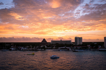Fototapeta premium Beautiful sunrise in Cozumel, Mexico