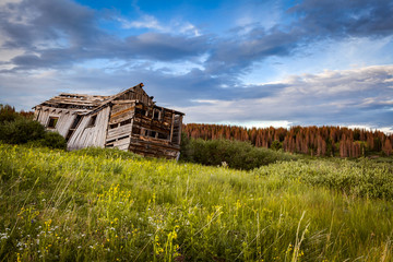 Obraz premium Abandoned Building in Colorado Rocky Mountains 
