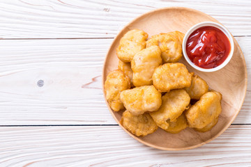 Chicken nuggets with sauce