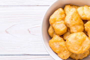 Chicken nuggets with sauce