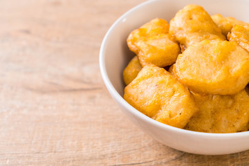 Chicken nuggets with sauce
