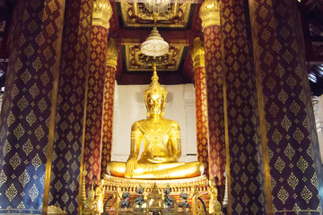 Fototapeta premium Principle Buddha image in a temple of Wat Na Phra Meru in Ayutthaya, Thailand.