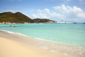 Fototapeta na wymiar Philipsburg beach with cruise ships in the distance, St Maarten, Caribbean.
