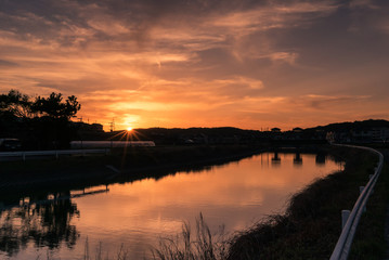 夕焼けに染まる河川敷