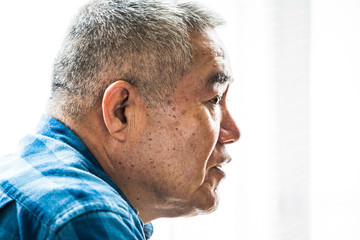 Obraz premium シニア男性の横顔