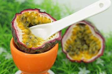  Passionsfrucht, frische vitamine löffeln