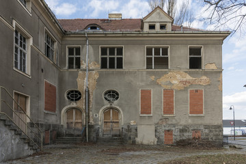 Ruine, Verwaltungsgebäude