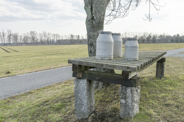 Milchkannen auf Rampe