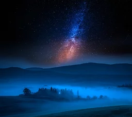  Kleine boerderij en melkweg & 39 s nachts, Italië © shaiith