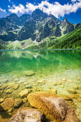 Naklejka premium Wspaniałe błękitne jezioro w górach w słoneczny dzień, Polska