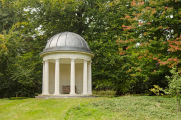 Classical Rotunda, Bushy Park, London - obrazy, fototapety, plakaty
