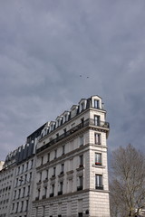 Fototapeta premium Immeuble blanc mince comme un bateau