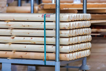 Słupki  i kształtki drewniane przygotowane do wysyłki w zakładzie produkcyjnym