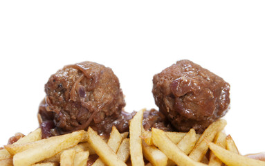 boulettes de viande et pommes frites sur fond blanc