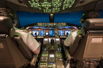 Piloten im Cockpit 