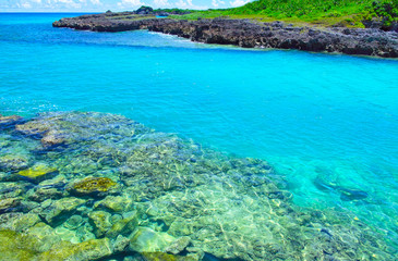 真夏の宮古島。伊良部島と下地島の間の水路の景観     © 7maru