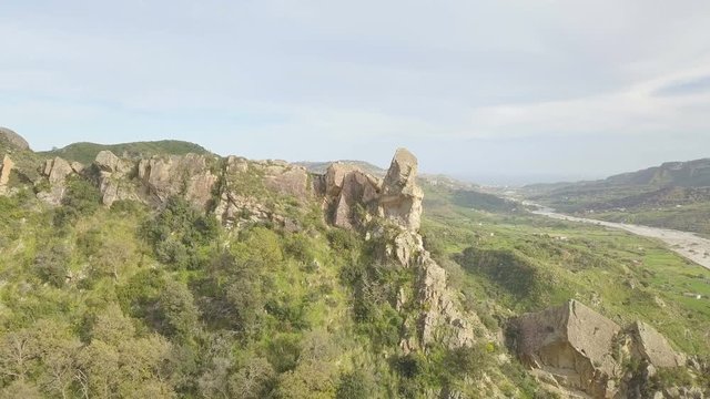 Aerea di massi di roccia su una collina in campagna nella natura