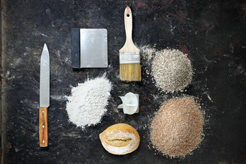Mąka. Kompozycja mąki żytniej, graham, razowej oraz przyborów piekarniczych. - obrazy, fototapety, plakaty
