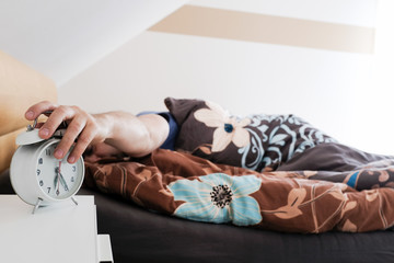 hand schlägt auf wecker