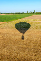 Lot balonem na gorące powietrze na polami