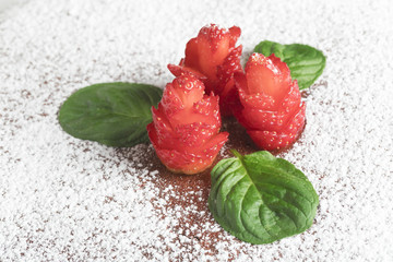 Composizione di fragole su torta al cioccolato