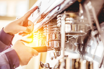 Barista bei der Kaffe Zubereitung