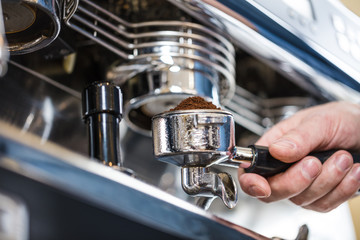 Barista bei der Kaffe Zubereitung