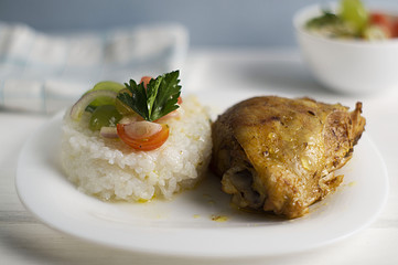 Chicken with rice and a sauce of grapes and tomatoes