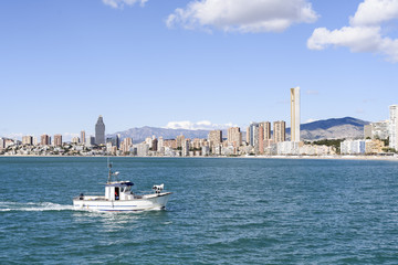 Barco pesquero retorna a puerto Benidorm