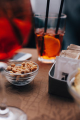Obraz na płótnie Canvas Bistro Tisch mit Snacks und Getränken