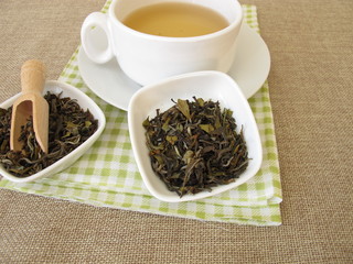 Eine Tasse Weißer Tee Darjeeling aus Nordindien