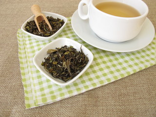 Eine Tasse Weißer Tee Darjeeling aus Nordindien