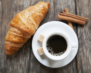 croissant cannelle et café