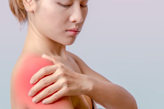 asian woman holding left hand on right shoulder, young woman pain at right deltoid muscle