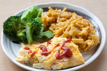 Egg, broccoli, macaroni and cheeese lunch plate