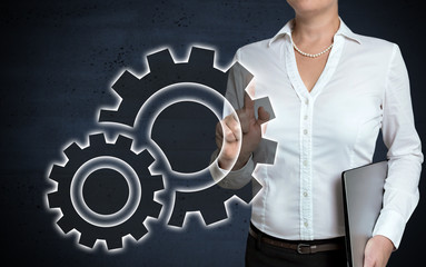 Zahnrad touchscreen wird von Gesch&auml;ftsfrau gezeigt