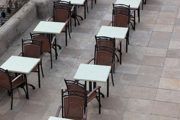leere Stühle und Tische in einem Cafe