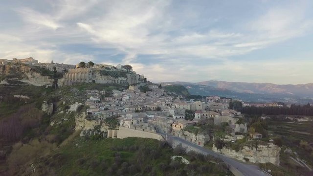 Piccolo borgo medievale di nome Gerace vista aerea in Calabria